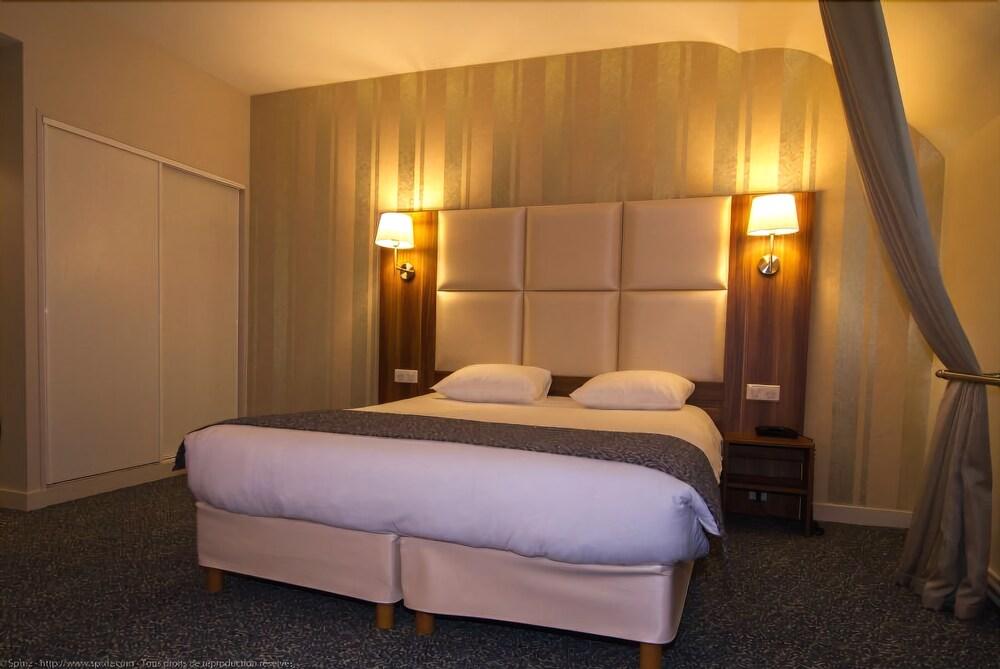 Logis Hotel Du Chateau Combourg Eksteriør bilde