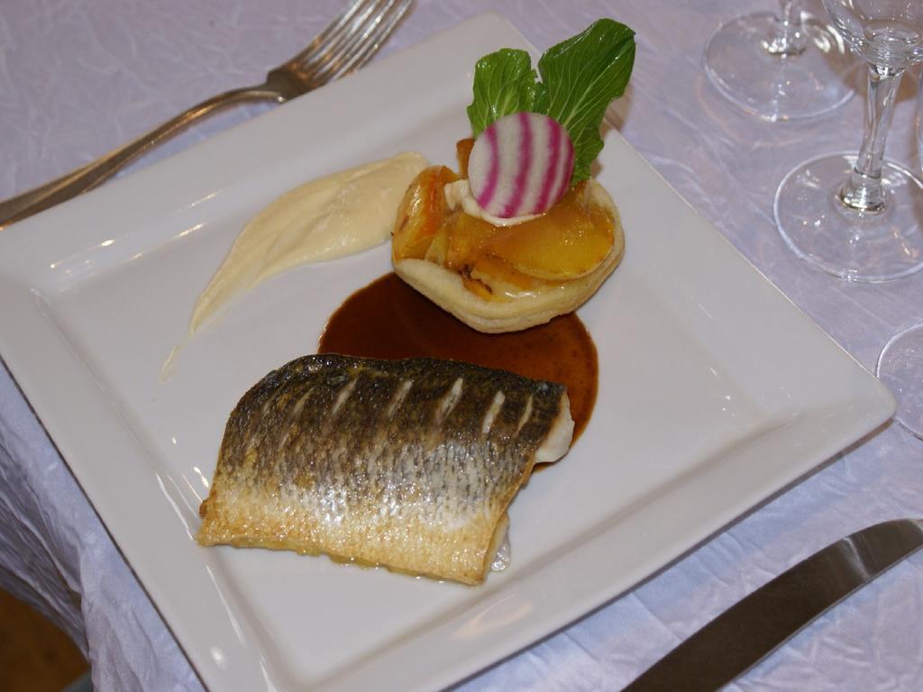 Logis Hotel Du Chateau Combourg Eksteriør bilde