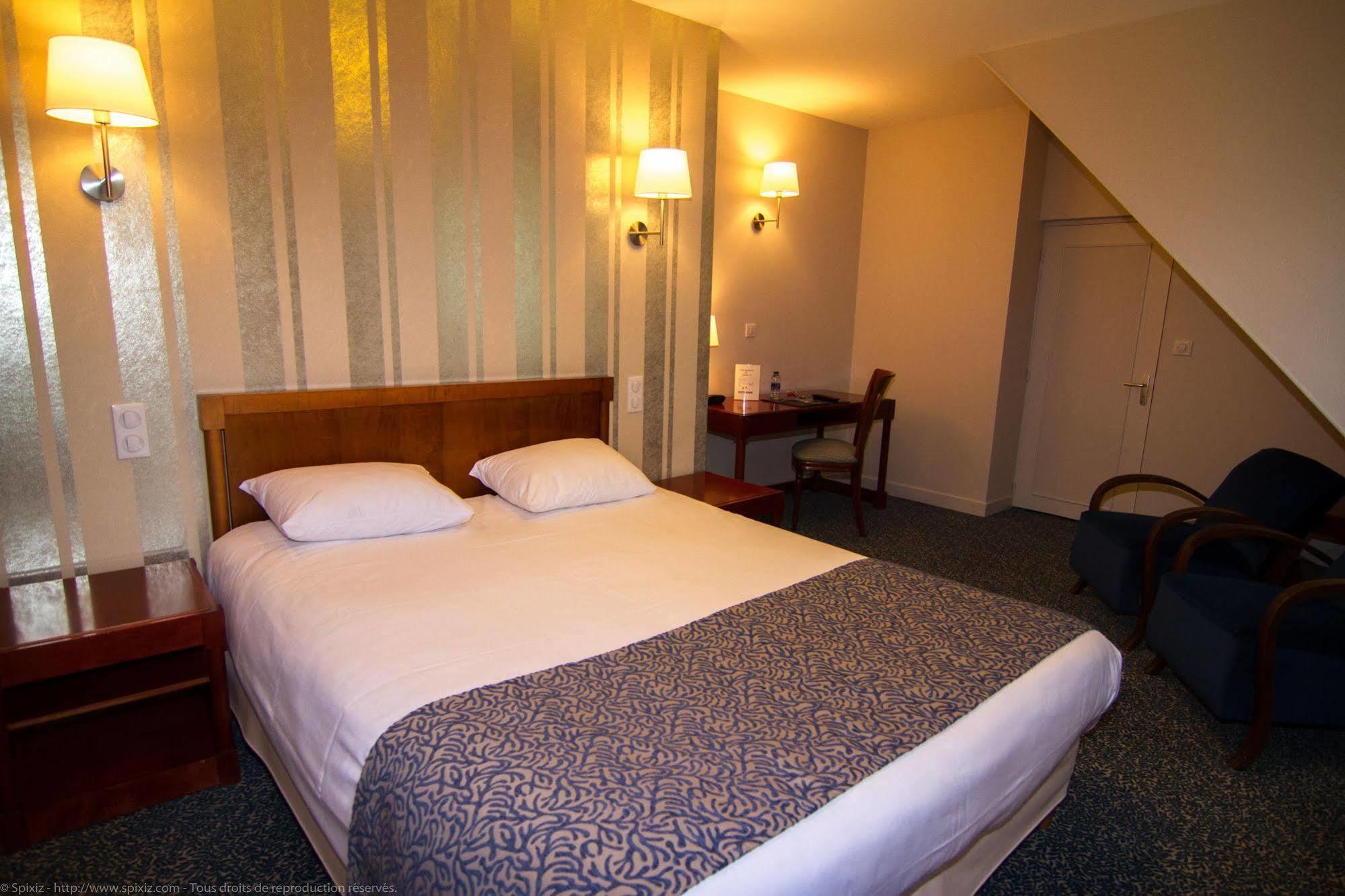Logis Hotel Du Chateau Combourg Eksteriør bilde