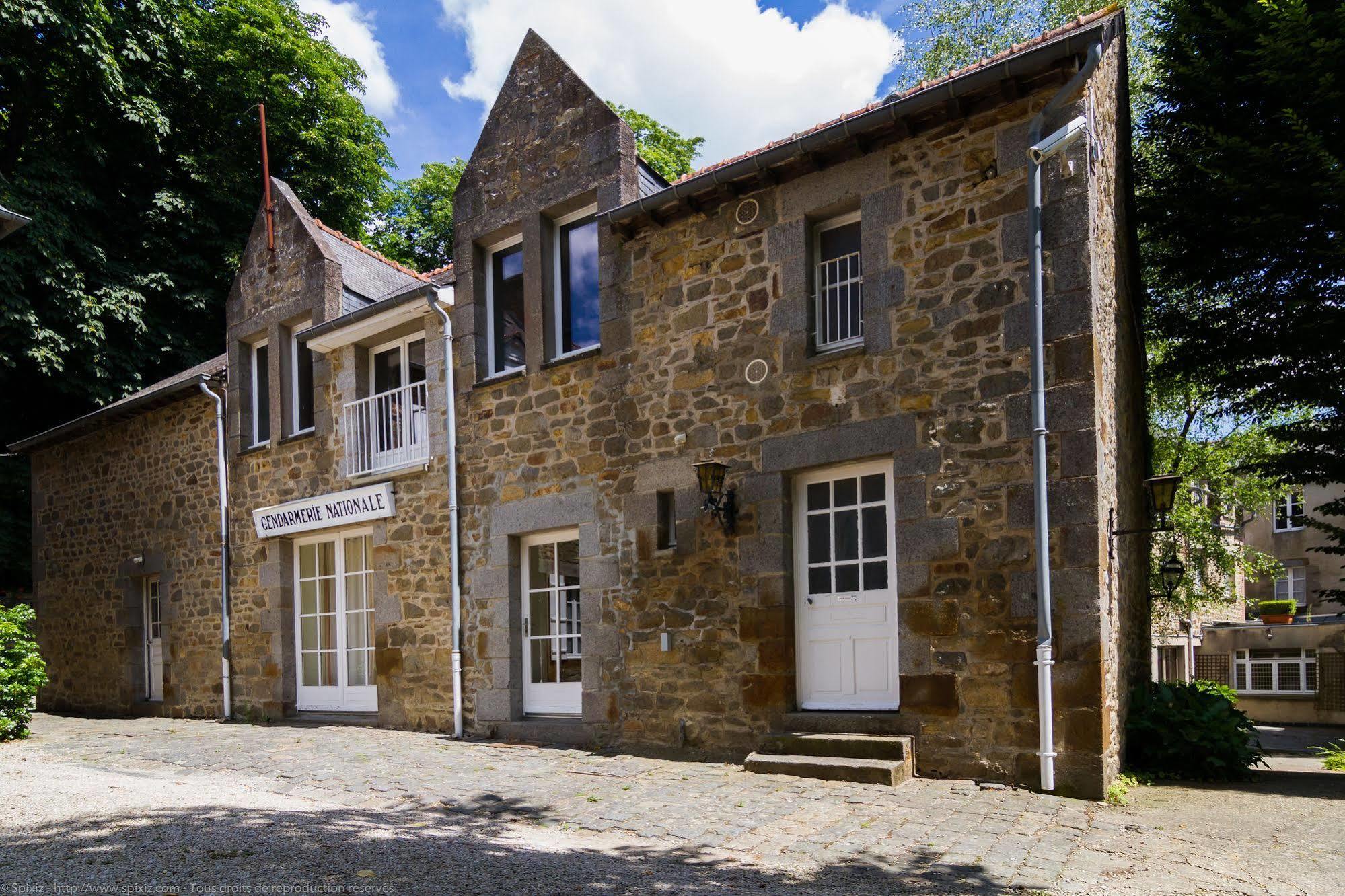 Logis Hotel Du Chateau Combourg Eksteriør bilde